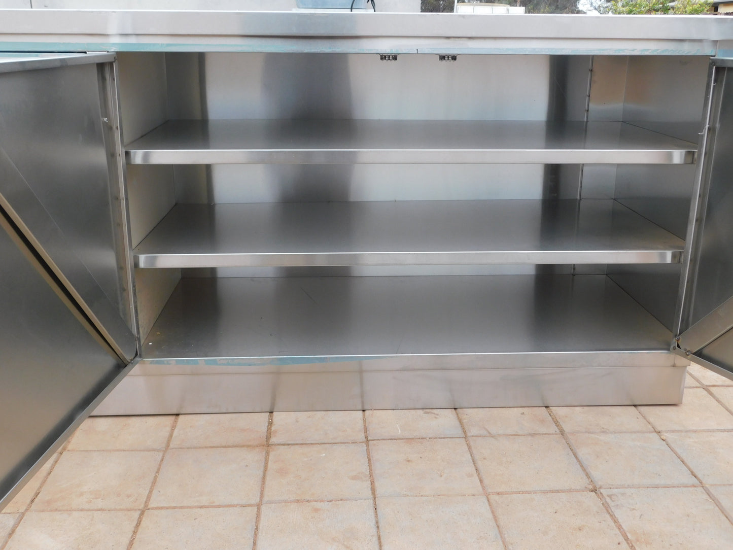 STAINLESS STEEL COMMERCIAL/ DOMESTIC KITCHEN BREAKFAST ISLAND BENCH