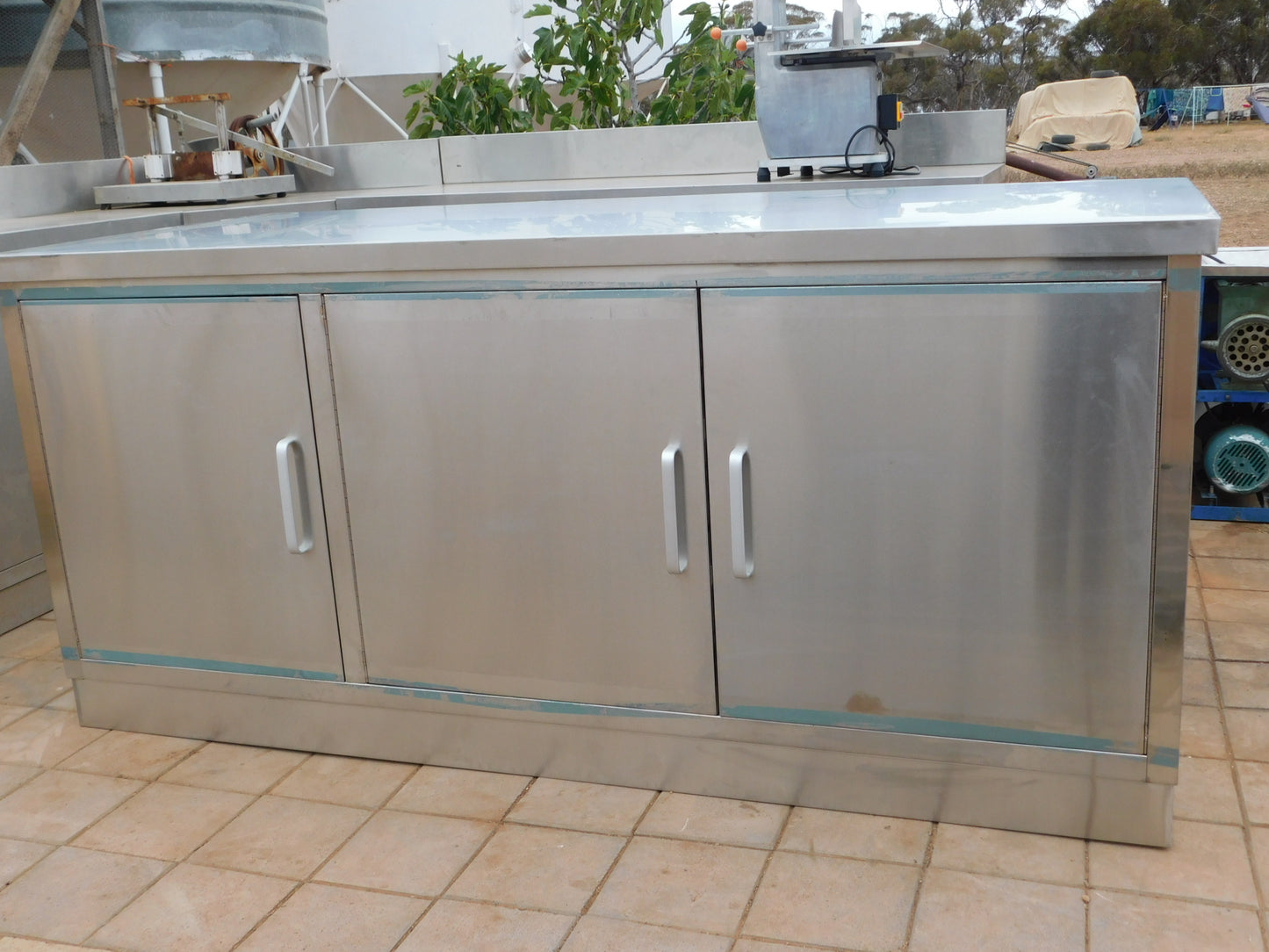STAINLESS STEEL COMMERCIAL/ DOMESTIC KITCHEN BREAKFAST ISLAND BENCH