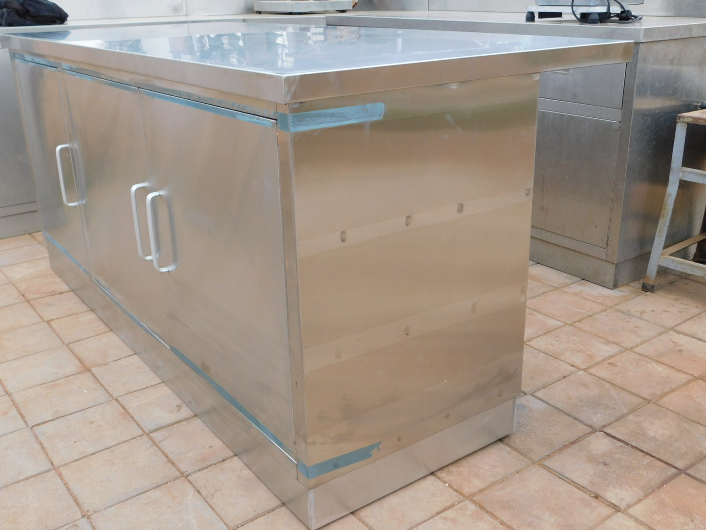 STAINLESS STEEL COMMERCIAL/ DOMESTIC KITCHEN BREAKFAST ISLAND BENCH