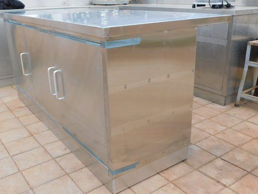 STAINLESS STEEL COMMERCIAL/ DOMESTIC KITCHEN BREAKFAST ISLAND BENCH