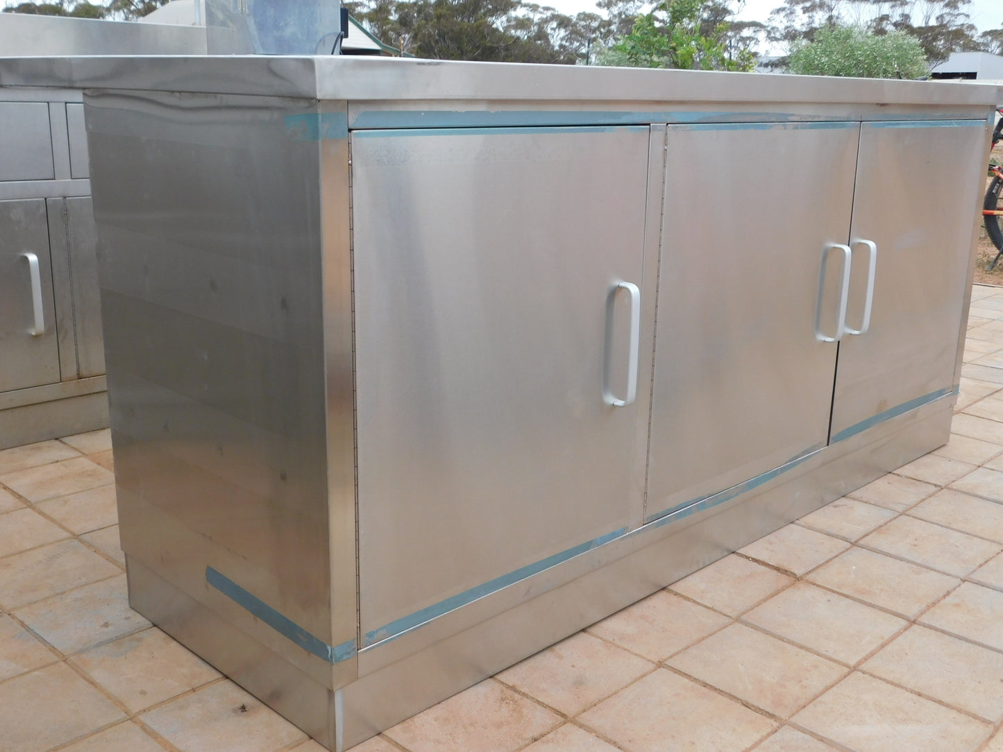 STAINLESS STEEL COMMERCIAL/ DOMESTIC KITCHEN BREAKFAST ISLAND BENCH